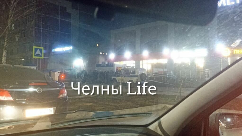     В Набережных Челнах накануне вечером, 12 апреля, задержали десятки граждан за массовую драку. По неподтвержденной информации, у одного из участников потасовки был предмет, похожий на оружие. Об этом очевидцы написали в городских социальных сетях.