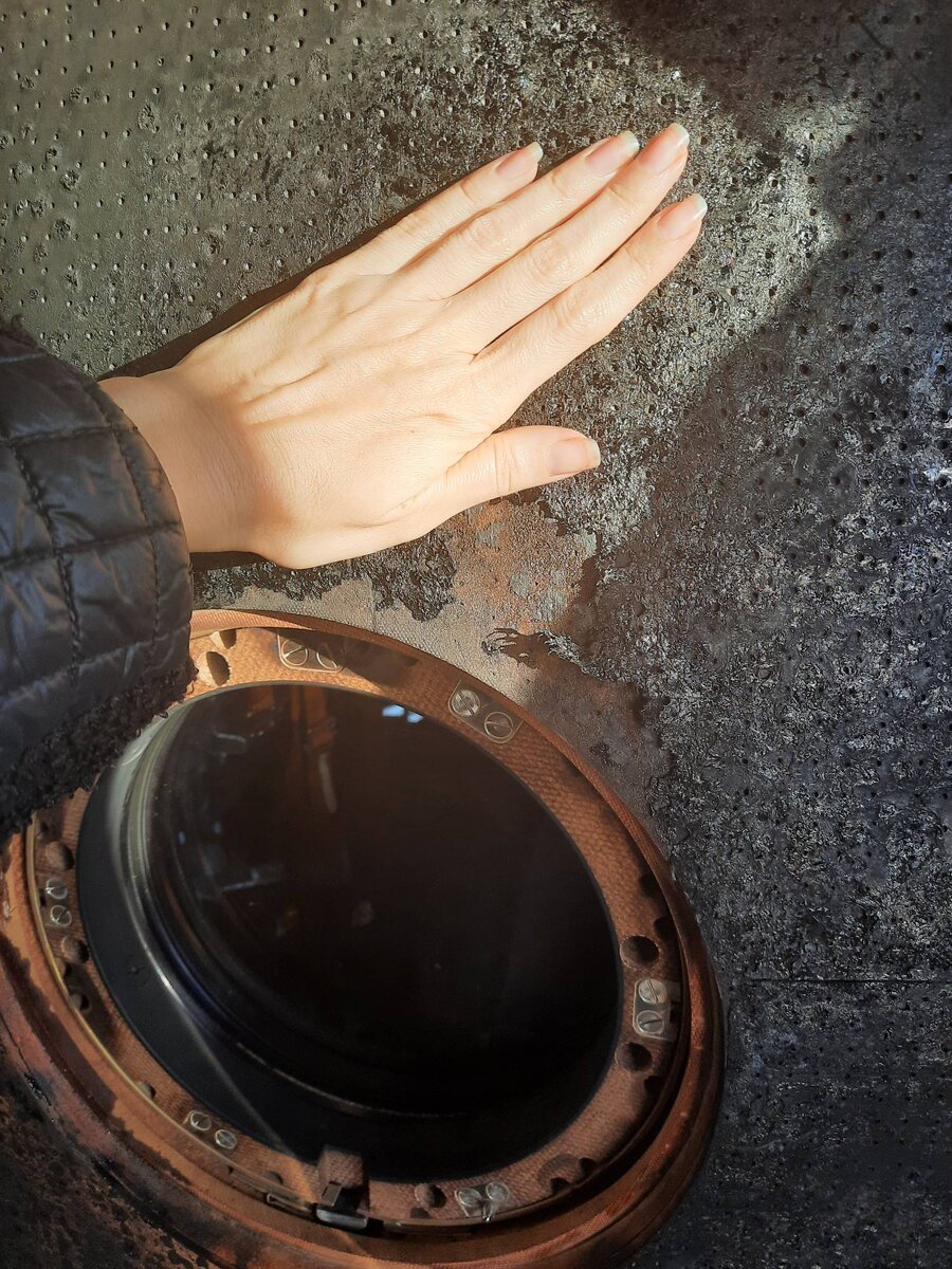 Самая обгоревшая часть аппарата "СОЮЗ-МС-18". Космическая пыль все еще пачкается))