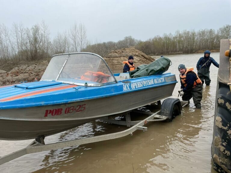    В Соль-Илецком округе спасатели эвакуировали больную женщину на лодке через реку Илек Андрей Севостьянов