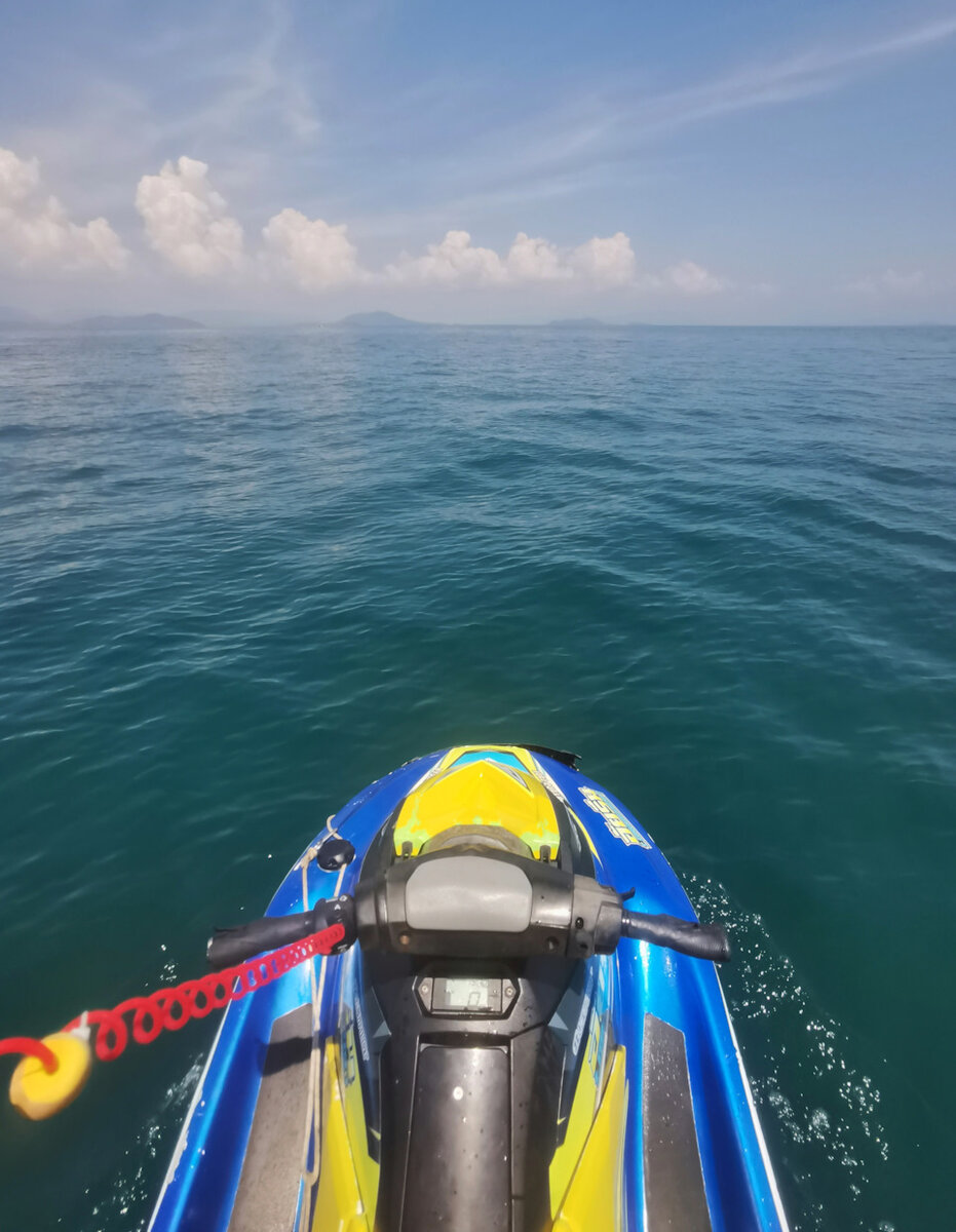 Вид из-за руля.