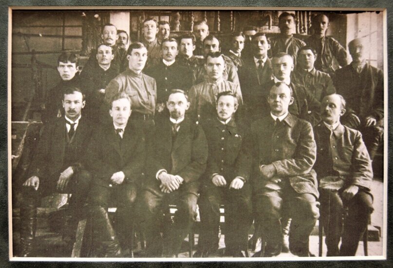 А.Е. Арбузов (первый ряд, третий слева) с группой профессоров, инженеров и рабочих мыловаренного завода братьев Крестовниковых. 1914 г.