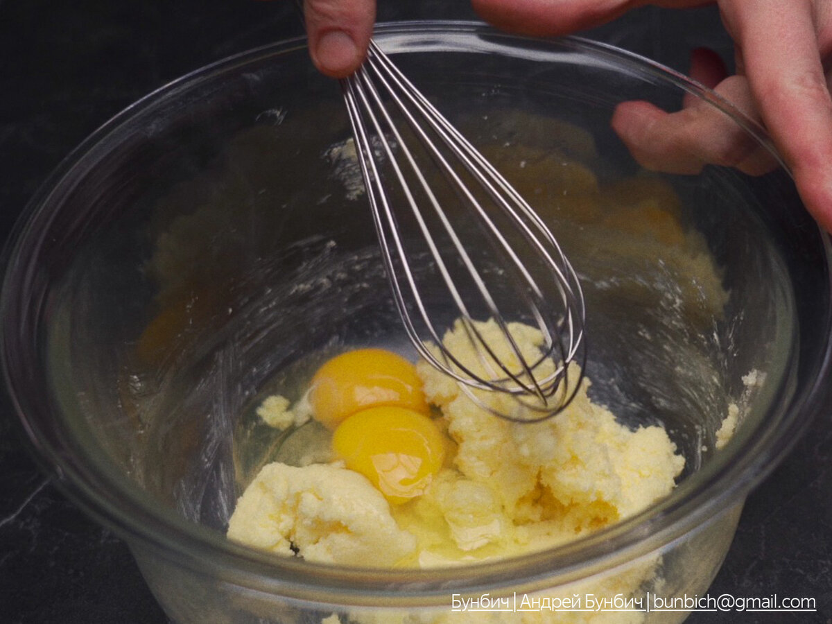 Смешиваю масло, сахар и яйца. 