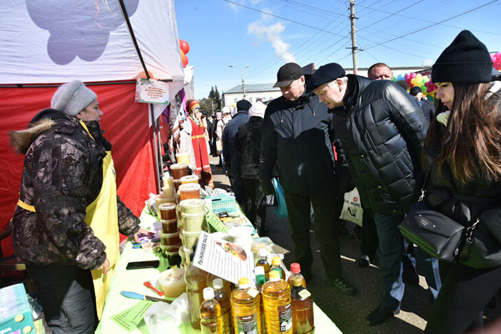    Губернатор Андрей Травников оценил ассортимент ярмарки в Искитиме. Фото пресс-службы правительства НСО