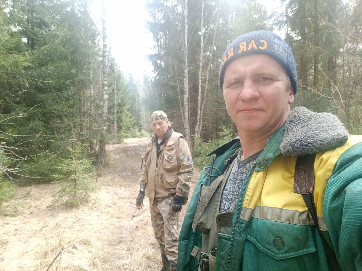 Я спереди , на втором плане брат мой он же меня привёл в поиск