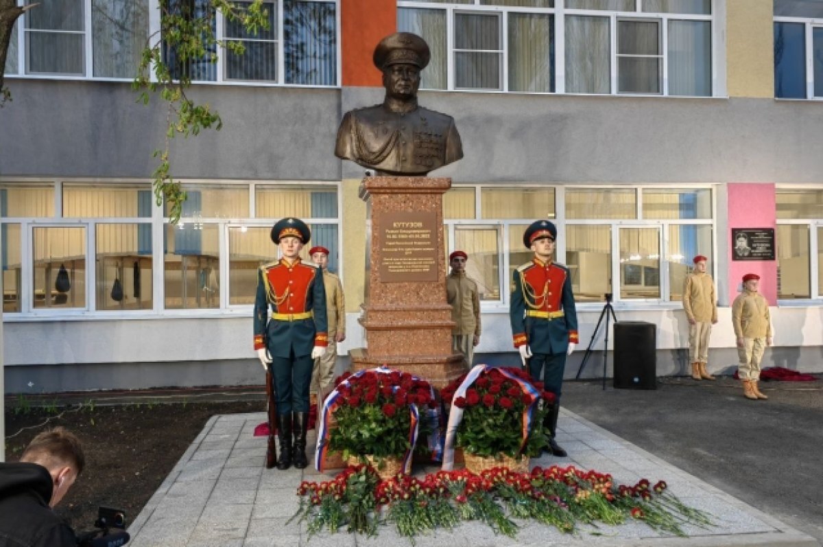    В Мариуполе открыли памятник погибшему генералу Роману Кутузову