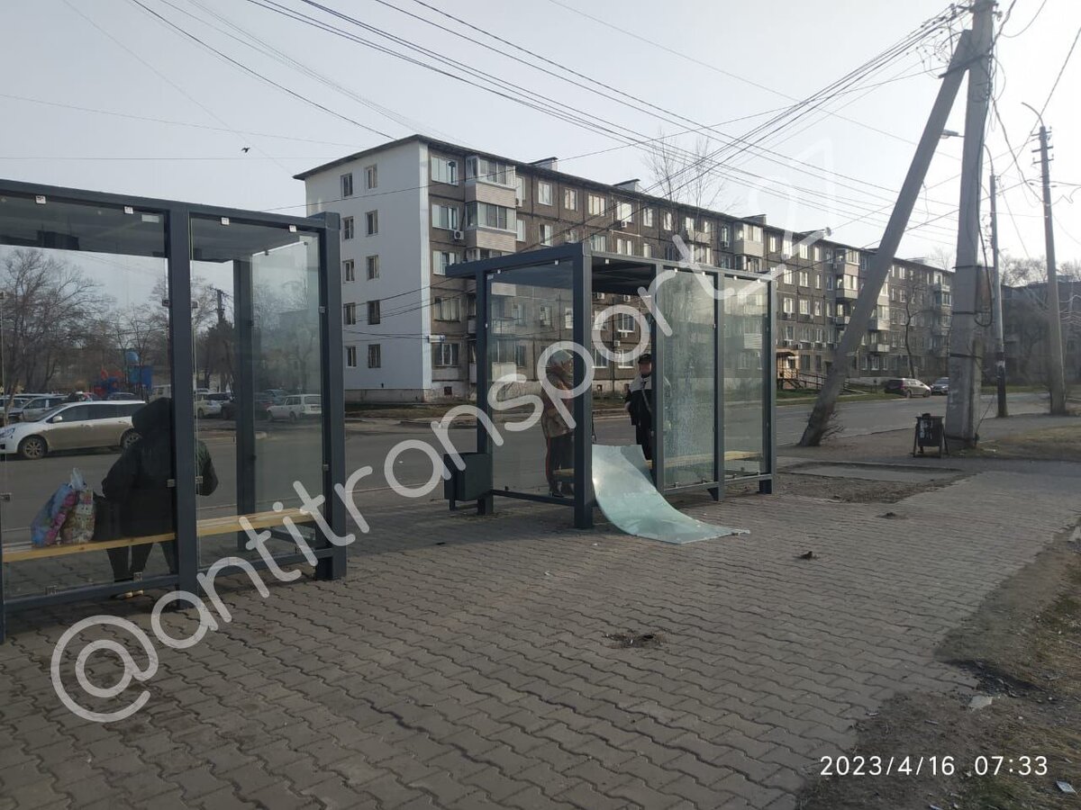 Разбитая остановка. Фото с моего канала «Антиобщественный транспорт Хабаровска» ВКонтакте