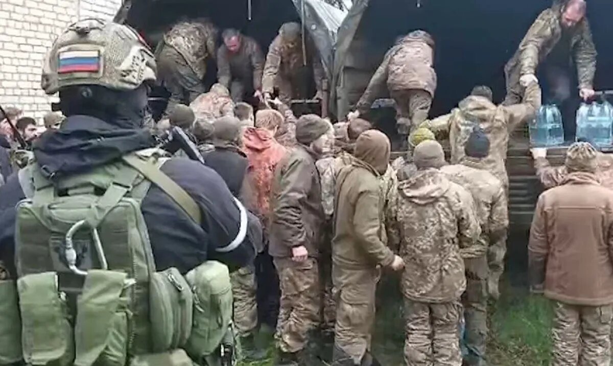 Военнопленных отпустили. Российские военные на украине. Военная часть. Военнопленных отпустили. Освобожденные российские пленные.