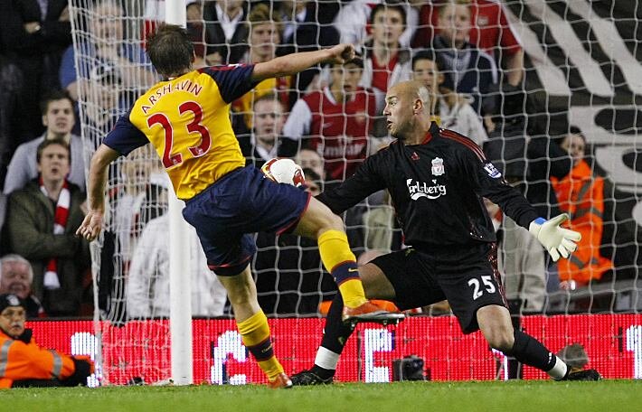 Андрей Аршивин забивает четвертый гол в матче «Ливерпуль» - «Арсенал» (4:4). Фото Reuters