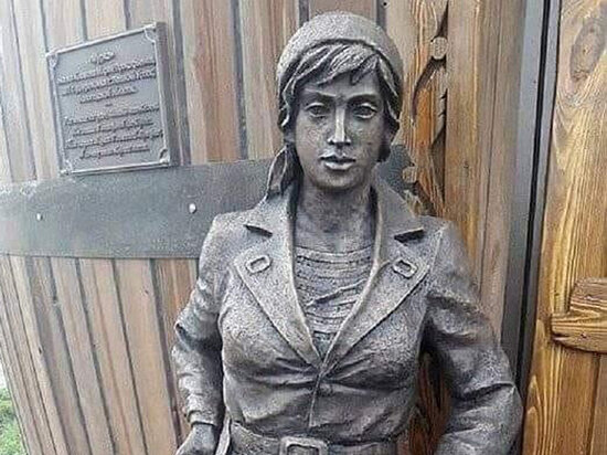     Героям песен ставили памятники не раз. В Одессе красуется памятник Косте и рыбачке Соне, в Питере туристы любуются маленьким чижиком на Фонтанке, на байкальском острове Ольхон можно увидеть бронзового бродягу из Забайкалья, на берегу Угры стоит памятник знаменитой Катюше. А Мурка появилась в Великом Устюге.