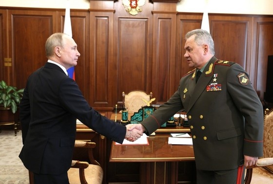    Президент России Владимир Путин и министр обороны страны Сергей Шойгу