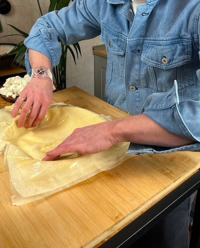 2 листа теста фило смазать растопленным сливочным маслом и выложить на форму. 