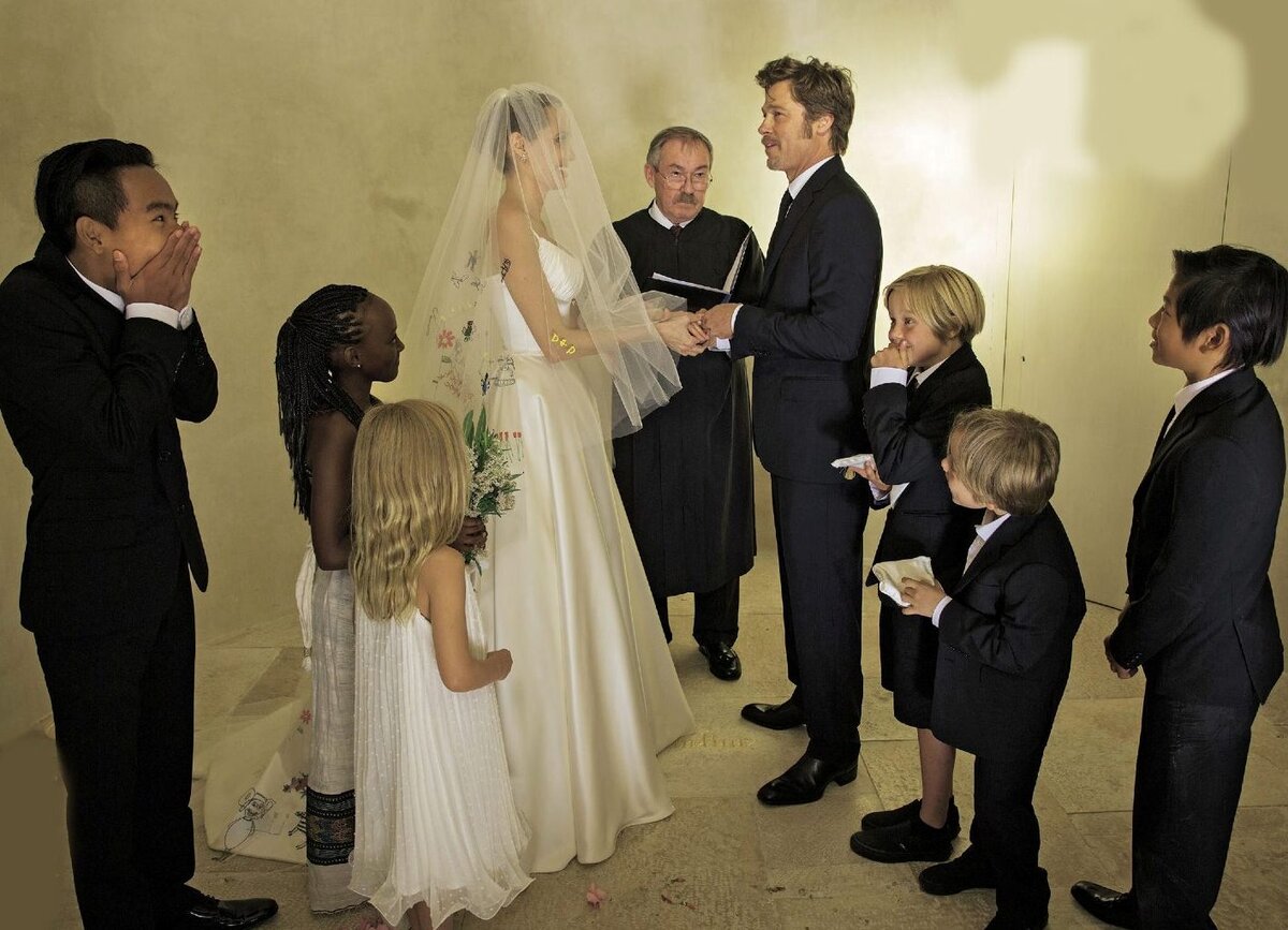 Брэд Питт и Анджелина Джоли на церемонии бракосочетания в окружении своих шестерых детей