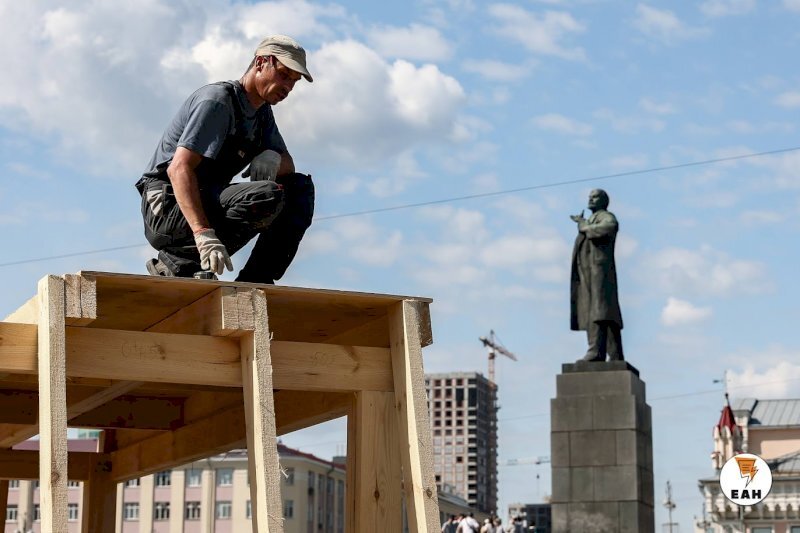 Жители построили. Строительство. Строитель. Гастарбайтер Строитель Екатеринбург. Строитель дает.