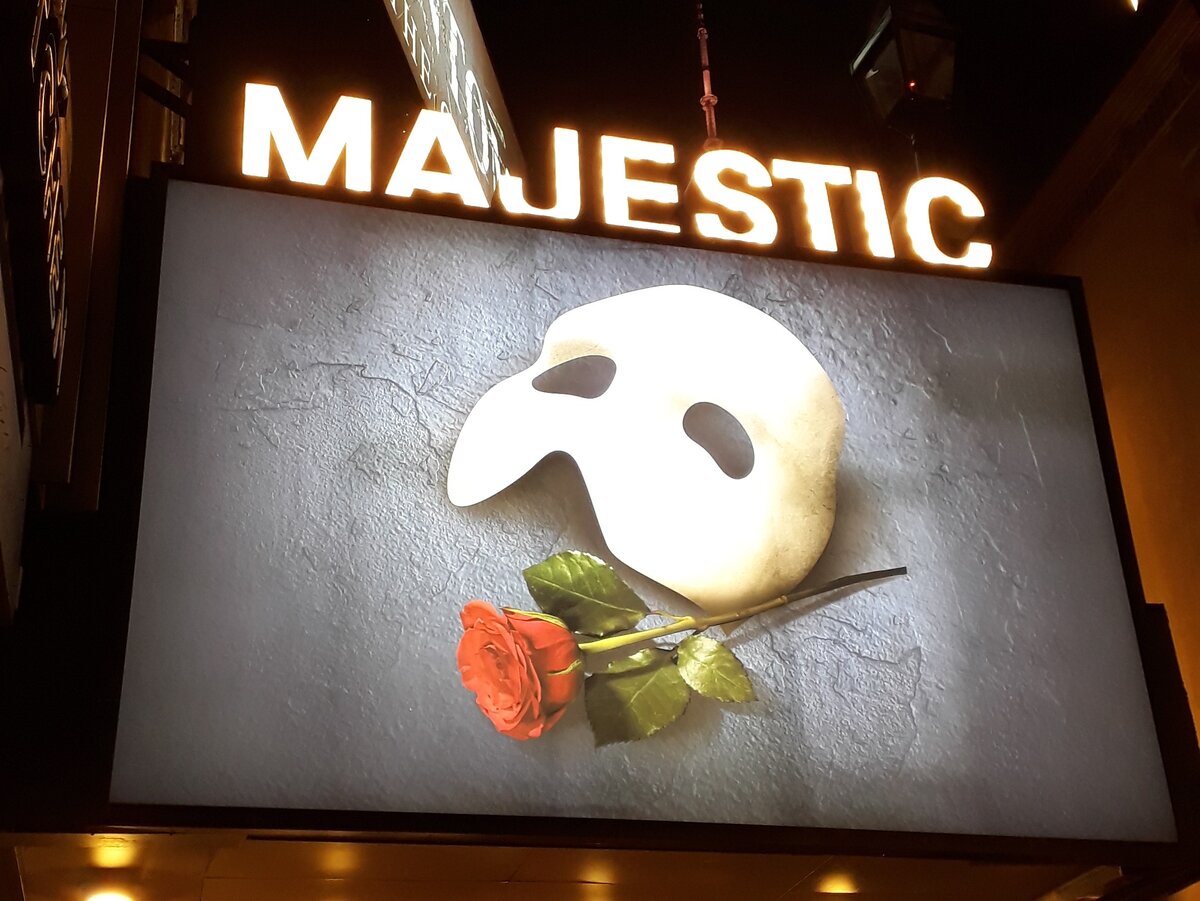 Вход в театр Majestic 