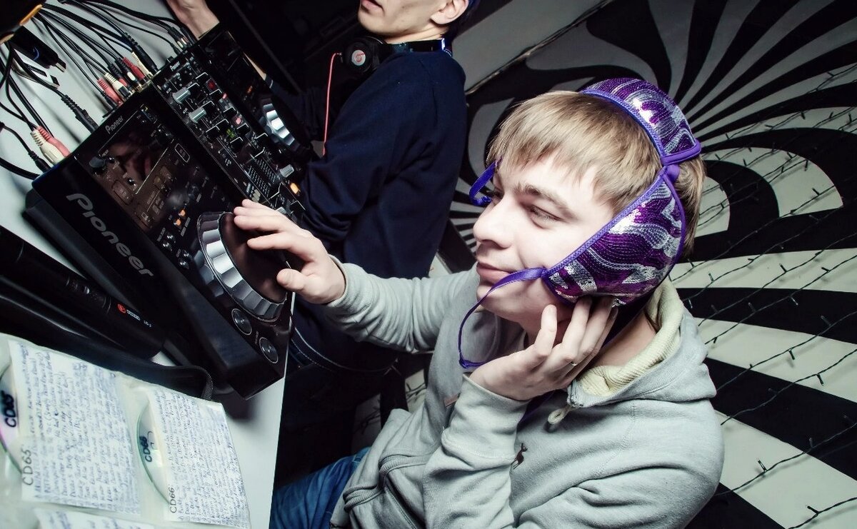 Серьезный ведущий Дмитрий Смирнов. 2012 год