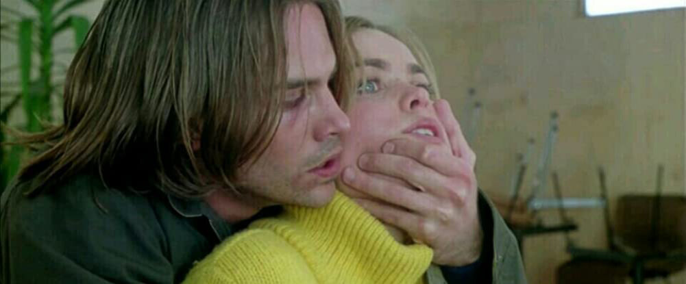 Кадр из фильма When Strangers Appear. Режиссер: Скотт Рейнольдс. Оператор: Саймон Рэби. Производство: Beyond Films, Midnight Film Productions Limited, Persona Non Grata Films