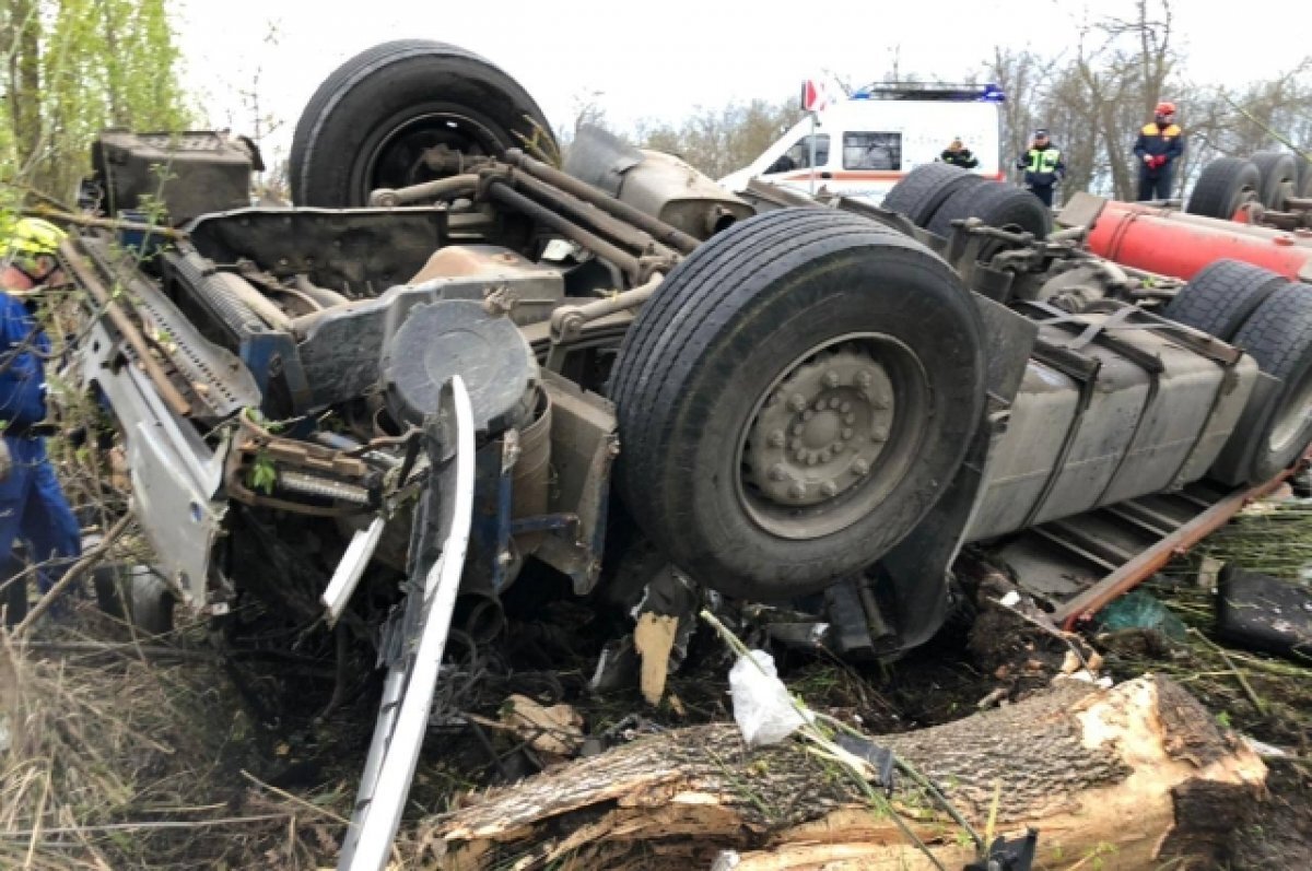    На трассе Краснодар - Ейск произошло столкновение легковушки и большегруза