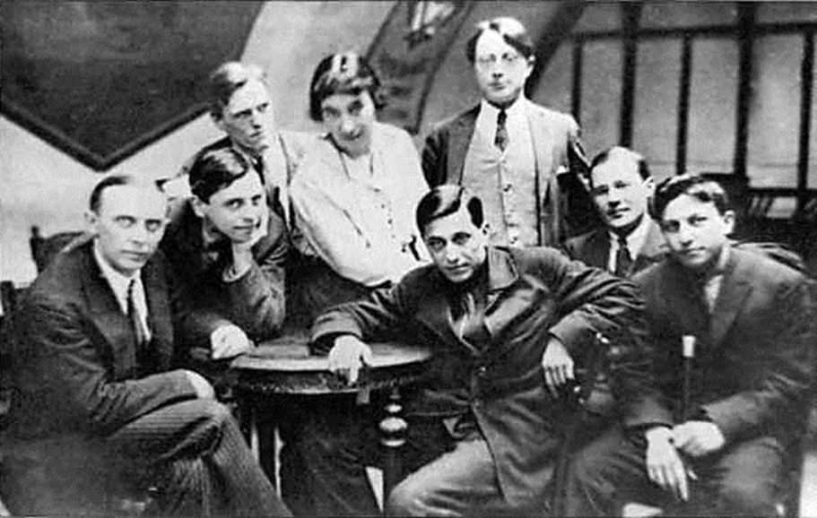 «Серапионовы братья». Слева направо - К. А. Федин, М. Л. Слонимский, Н. С. Тихонов, Е. Г. Полонская, М. М. Зощенко, Н. Н. Никитин, И. А. Груздев, В. А. Каверин