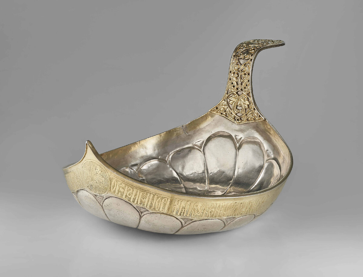 Ковш. Россия, Мастерские Московского Кремля, 1535. Высота: 6 см (стенок); ширина: 28,5 см; высота: 21 см (с ручкой); длина: 41 см (с ручкой). Принадлежал князю Ивану Ивановичу Кубенскому.