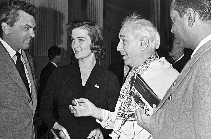 Сергей Бондарчук, Зинаида Кириенко, французский актер Абель Ганс, индийский режиссер Бимал Рой на ММКФ 1959 года. Фото: cdn.iz.ru