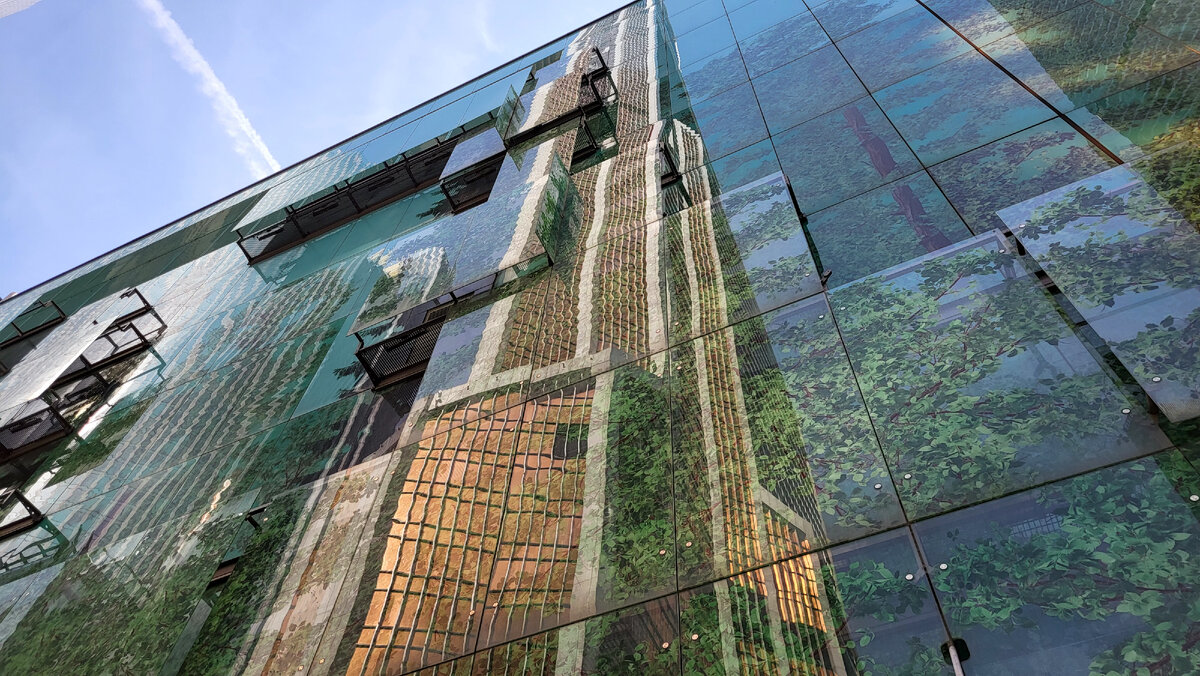 Башня" "Меркурий Сити" в стёклах ТЦ "Афимолл"