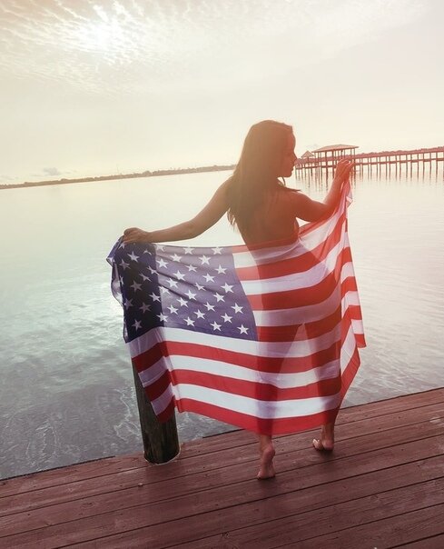  This American girl is obviously cover something up (Эта американочка очевидно что-то скрывает).
Источник изображения: https://sun9-32.userapi.com/AA2yKI5pv4ivOfnYO05-O0jAf5DU1T-V72pATg/ls3FvDjoSSg.jpg
