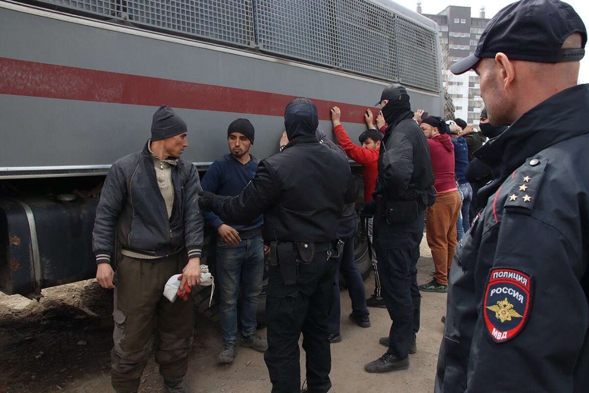 Происшествия в россии мигрантов сегодня. Мигранты и полиция. Преступность мигрантов. Мигранты фото. Мигранты Челябинская область.