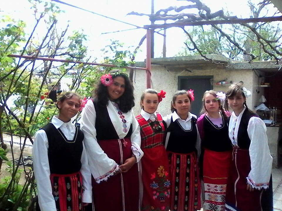 Детский фольклорный ансамбль из нашего села,  фото из архива.