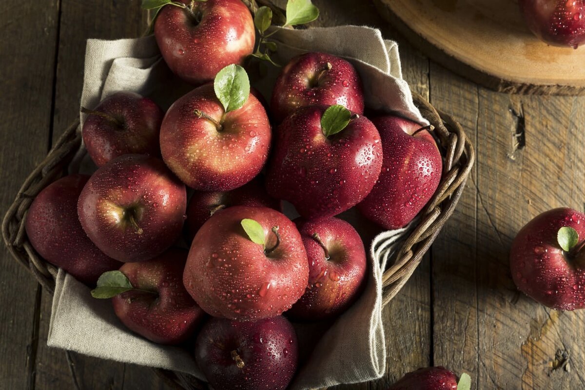 Вкусные яблони. Red delicious яблоки. Яблоко ред Делишес вкус. Яблоки ред Делишес темные внутри. Яблоня ред Делишес дерево.