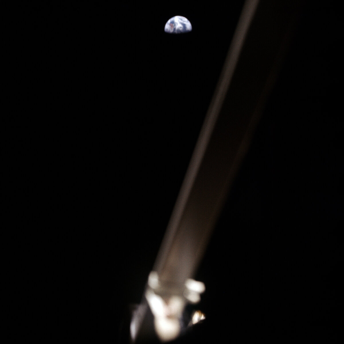Подпись под снимком гласит "The first time a human photographed Earth from the surface of the Moon", то есть , по-нашенски "Человек впервые сфотографировал Землю с поверхности Луны"