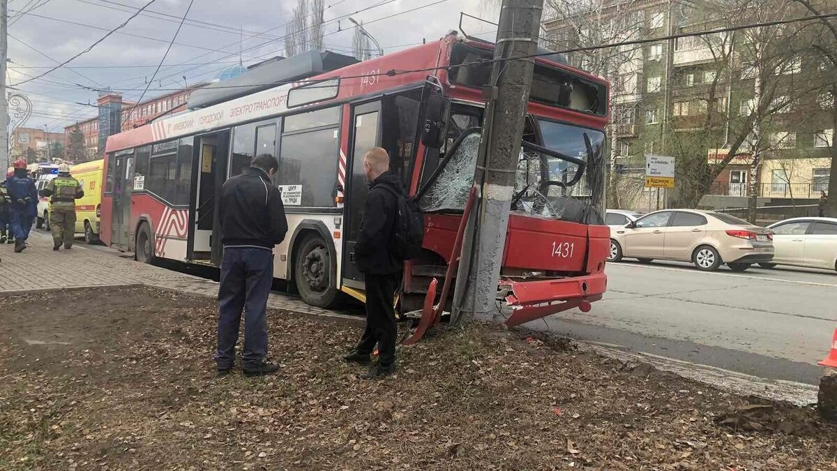 В Ижевске при наезде троллейбуса на столб пострадали пассажиры |  udm-info.ru | Дзен