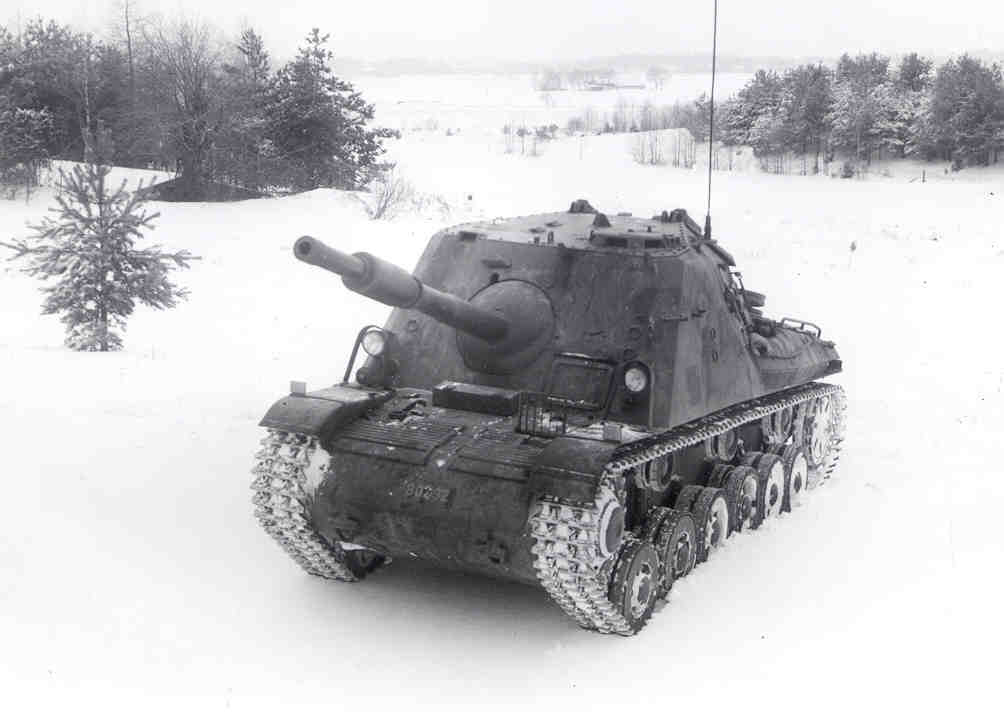 САУ PVKV m/43 долгое время была единственным потенциальным средством борьбы с "танками вторжения", т.е. с советскими, вплоть до появления в Швеции "Центурионов". За основу взят Strv m/42 EH, машина выпускалась с 1947 года, позже изначально открытая рубка получила таки крышу. Первые два катка были усилены. В начале 60-х машины прошли модернизацию (замена двигателя) и продолжили службу.