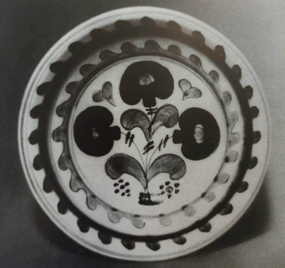 Ф.Н. Крохина. Миска. 1964. Фаянс. К.А. Макаров. Советское декоративное искусство. 1974г. 