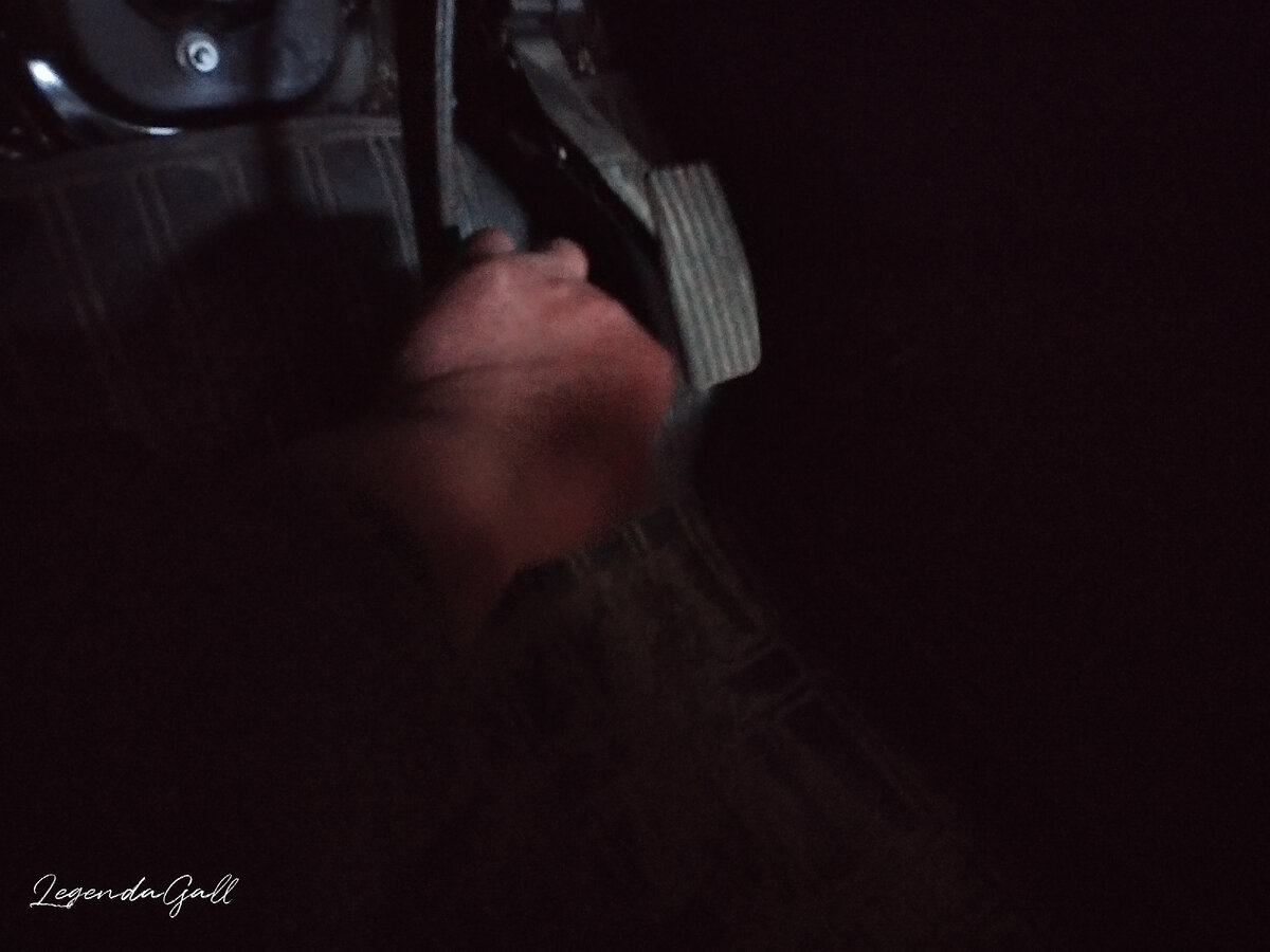 Моя рука, жмущая на тормоз ))