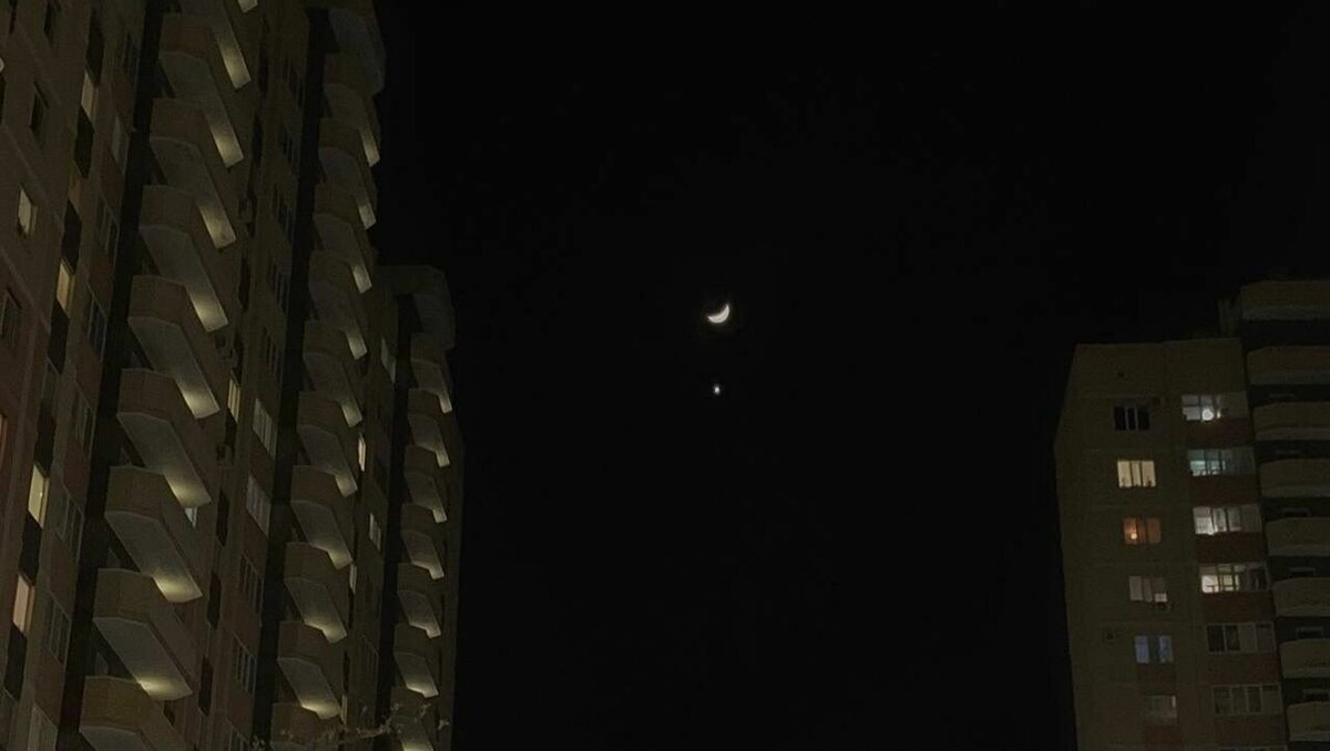     Фотографии Луны и Венеры местные жители опубликовали в социальных сетях.