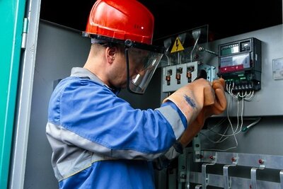    Сотрудник Мособлэнерго в Подмосковье © Пресс-служба Министерства энергетики Московской области