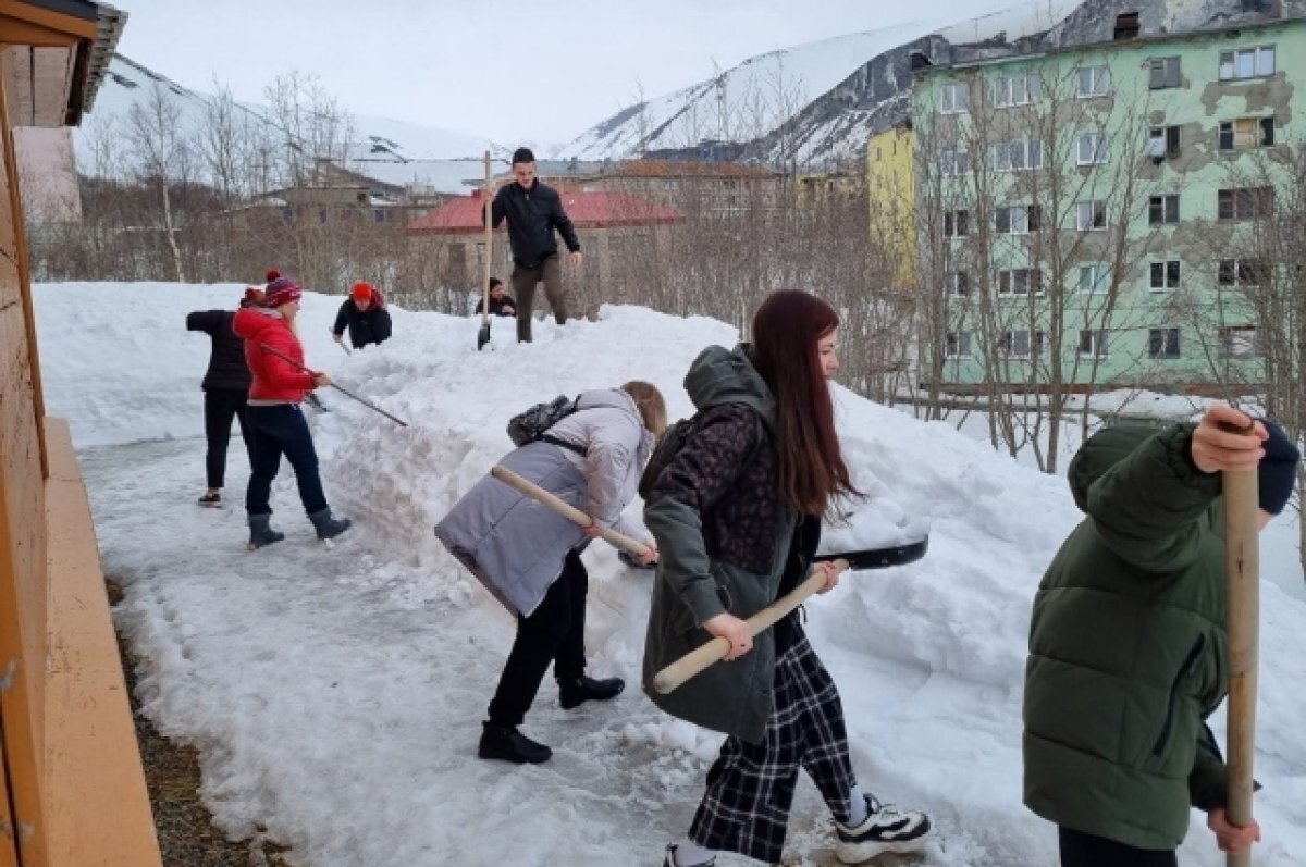    В Кировске волонтёры привели в порядок територию музея