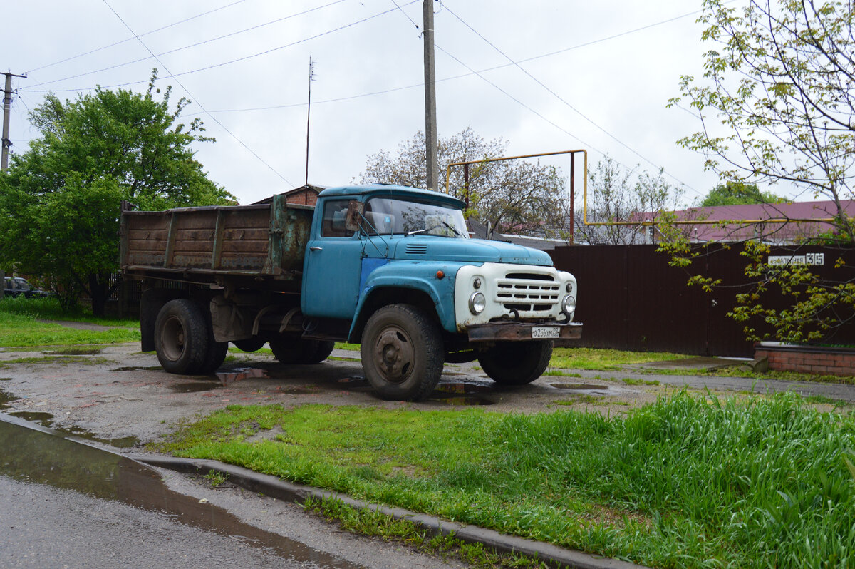 Фото автора. 24.04.2023. ММЗ–554 сияет новой краской! Интересно, а двигатель очистили от пыли и грязи?