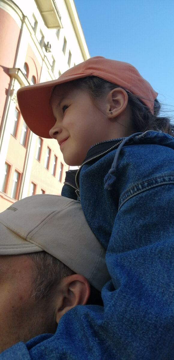 Это карусель, фото модно листать. Фото сделаны  разницей в несколько секунд.