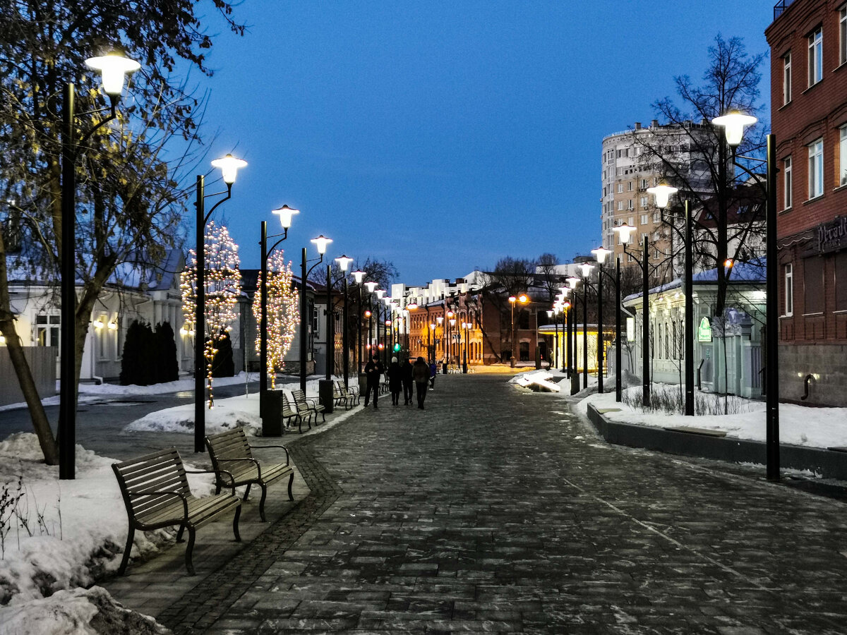 Вид на начало улицы Дзержинского со стороны Советской улицы. Фотография сделана 10 марта 2023 года.