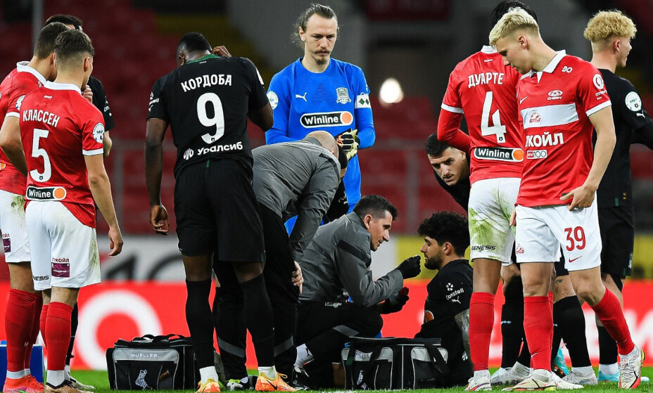    Кади привели в сознание еще на поле, а потом отправили в больницу. Фото: телеграм-канал "Краснодара"