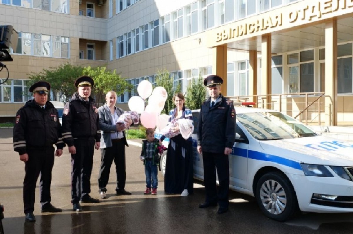    Воронежские полицейские доставили в роддом женщину, беременную двойняшками