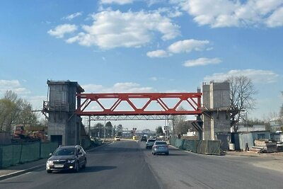    Монтаж пролетного строения надземного перехода в Химках © Пресс-служба Министерства транспорта и дорожной инфраструктуры Московской области