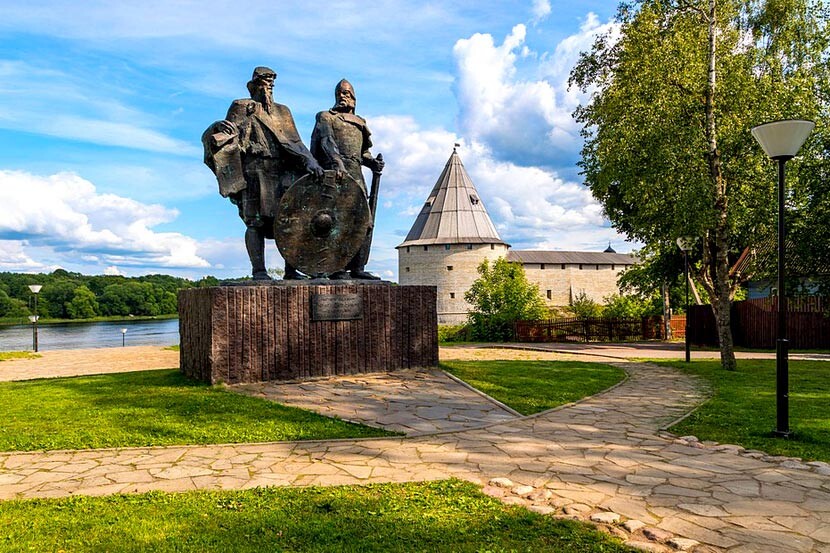 Памятник великим князьям Рюрику и Олегу