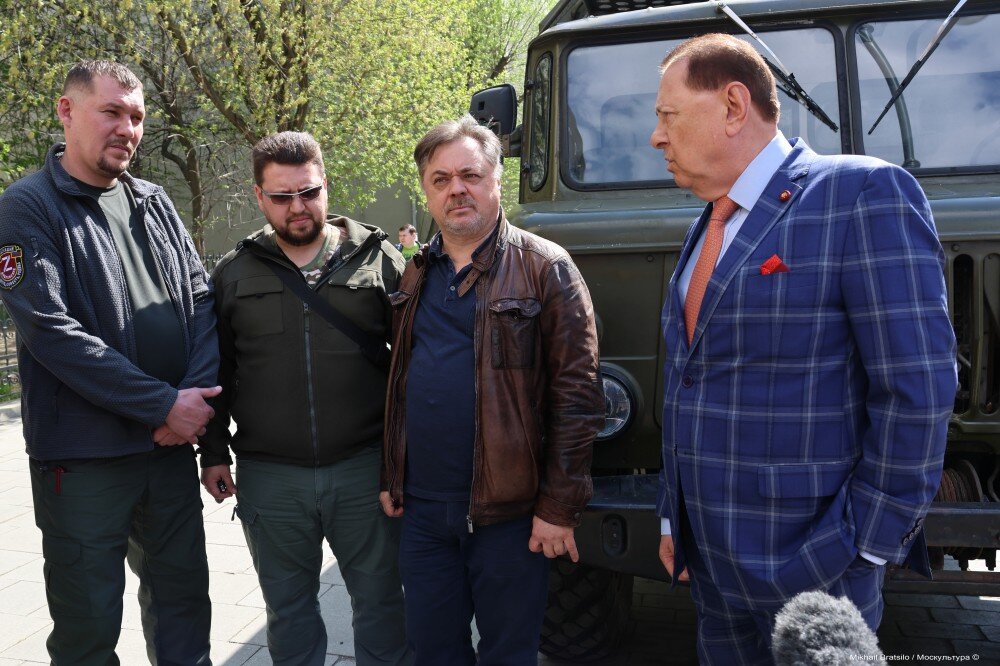 Андрей Леонов, Марк Варшавер и люди, которые будут сопровождать машину и груз
