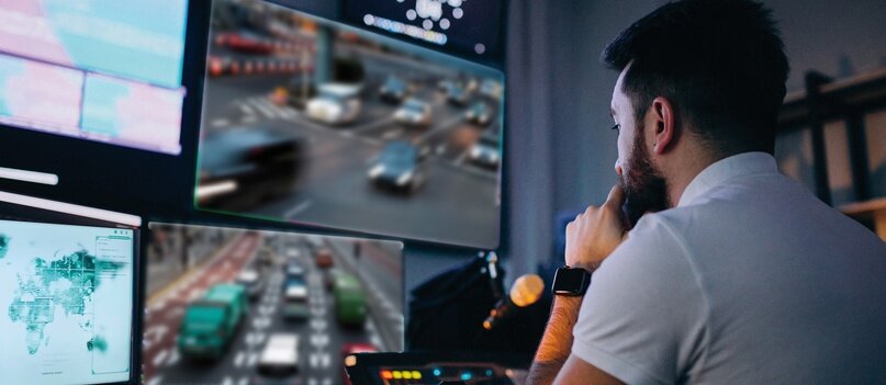 Прогнозировать транспортную ситуацию можно будет на 15-30 минут вперёд и заранее вырабатывать эффективный план управления трафиком. Фото ru.freepik.com, коллаж Дениса Шумейко