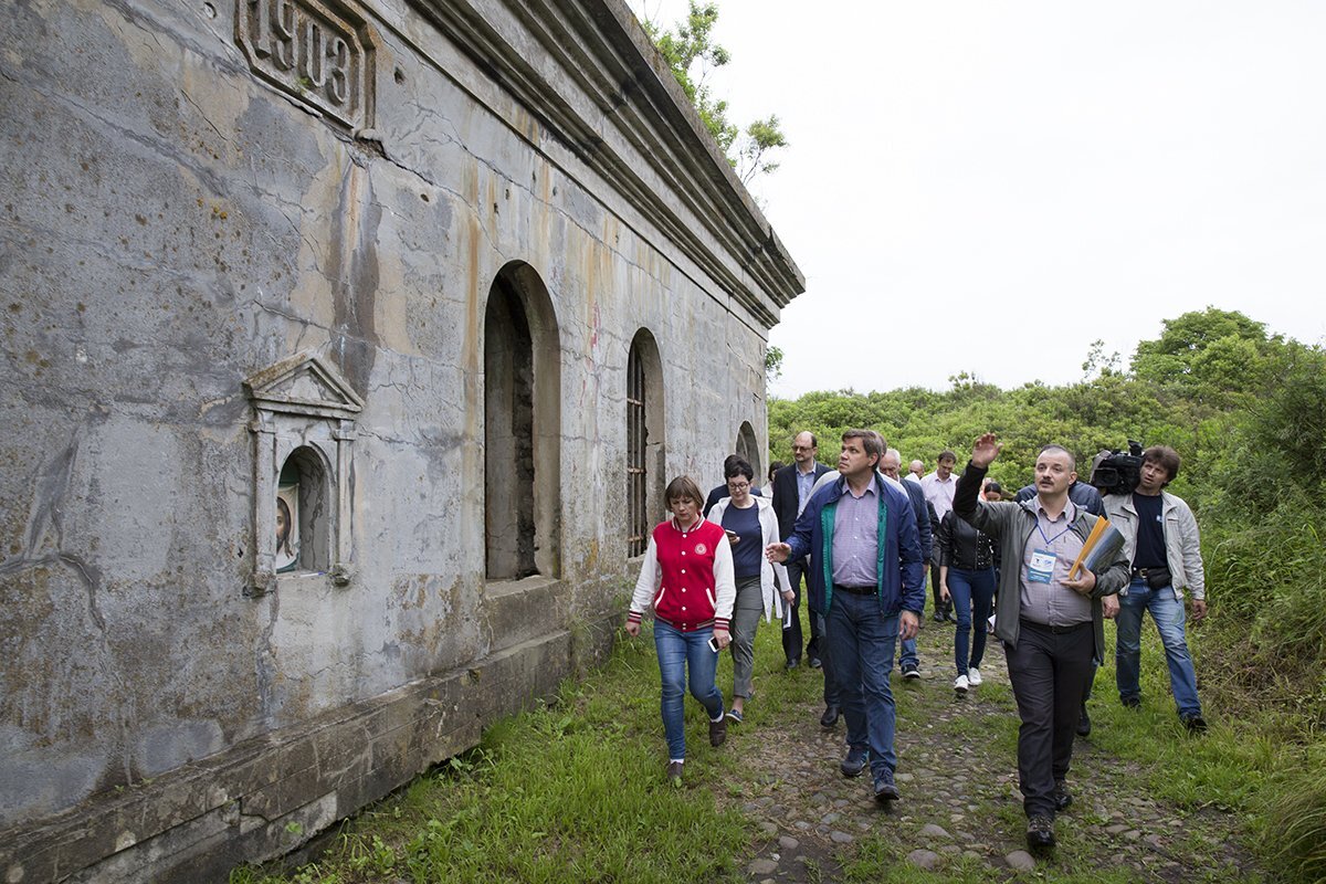    Доставляли неудобство и праздношатающиеся по фортам любопытствующие граждане, и посетители организованных турфирмами экскурсий.