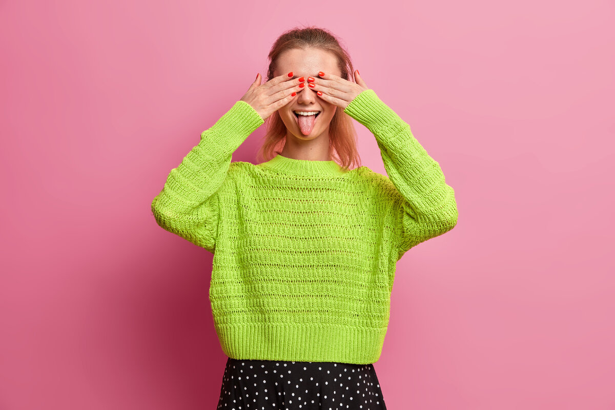 <a href="https://ru.freepik.com/free-photo/playful-woman-covers-eyes-and-strikes-out-tongue-has-fun-and-foolishes-around-plays-with-her-younger-sister-dressed-in-loose-knitted-green-jumper_13667375.htm#query=%D0%92%D1%8F%D0%B7%D0%B0%D0%BD%D0%B8%D0%B5&position=40&from_view=search&track=sph#position=40&query=%D0%92%D1%8F%D0%B7%D0%B0%D0%BD%D0%B8%D0%B5">Изображение от wayhomestudio</a> на Freepik