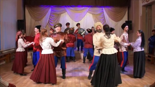 гитарист поет гиф. красивые девушки на вечеринке. люди танцуют. девушка с микрофоном. уличные танцы на улице.