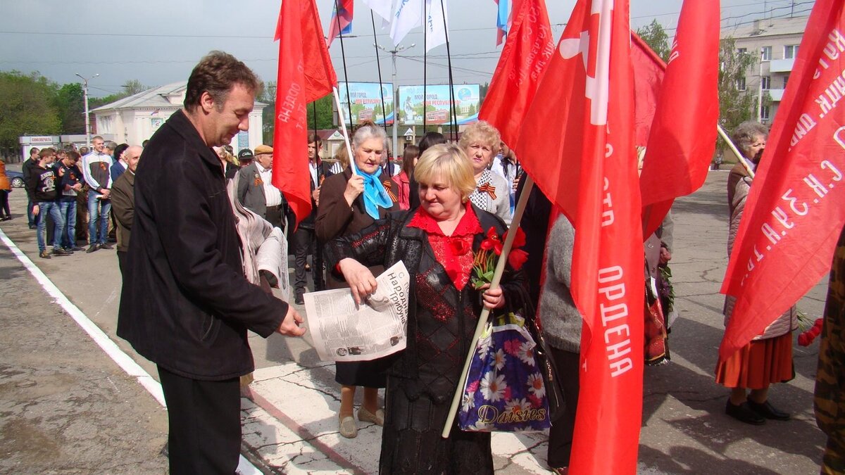 9 мая 2015 года, Перевальск Луганской Народной Республики. Виталий Сумкин раздаёт первый после восьмимесячного перерыва выпуск «Народной трибуны». 